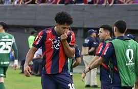 El delantero de Cerro Porteño, Cecilio Andrés Domínguez Ruiz (31 años) celebra el primero de los dos tantos que marcó ayer en el triunfo ante General Caballero de Juan León Mallorquín, por la Supercopa Paraguay.