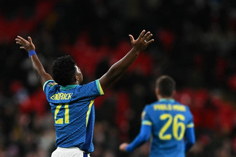 Endrick (i), jugador de la selección de Brasil, celebra un gol en el partido amistoso internacional frente a Inglaterra en el estadio de Wembley de Londres.