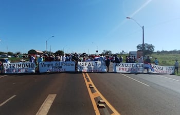 El bloqueo de la Ruta PY13 continuará hasta altas horas de la tarde .