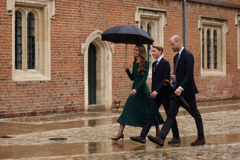 Papás siempre presentes. Los príncipes de Gales acompañaron al principito George a su primer día de clases en el Eton College. (Adrian DENNIS / POOL / AFP)