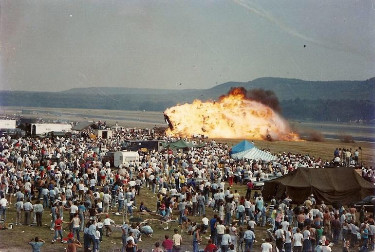 Aproximadamente 300.000 espectadores, reunidos en la Base Aérea de Ramstein, Alemania, el 28 de agosto de 1988 para presenciar el espectáculo aéreo “Flugtag ‘88”, fueron testigos del que, hasta ese momento, era el accidente más mortífero en la historia de los espectáculos aéreos, con 70 personas fallecidas.