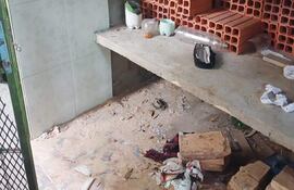 Loa adictos rompieron con mazo la puerta del panteón.