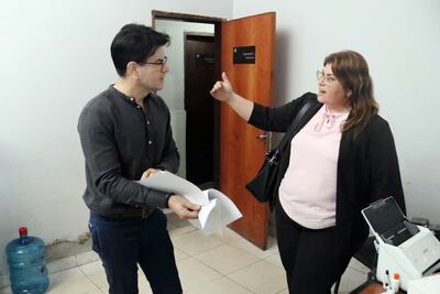 El fiscal Bernardo Javier Elizaur Aguirre es interrogado por su colega, la fiscala Yeimy Rossana Adle Monges, en el allanamiento en la Fiscalía de Emboscada.