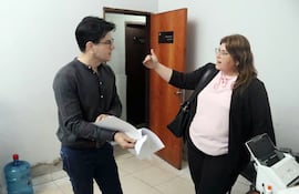 El fiscal Bernardo Javier Elizaur Aguirre es interrogado por su colega, la fiscala Yeimy Rossana Adle Monges, en el allanamiento en la Fiscalía de Emboscada.