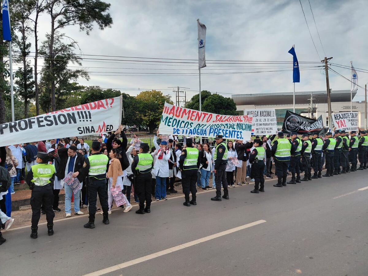 Huelga de médicos: acusan a la Policía de intentar censurar sus carteles