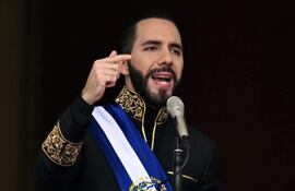 El presidente de El Salvador, Nayib Bukele, se dirige a los asistentes a su ceremonia de toma de posesión en el Palacio Nacional en el centro de San Salvador, este sábado 1 de junio.