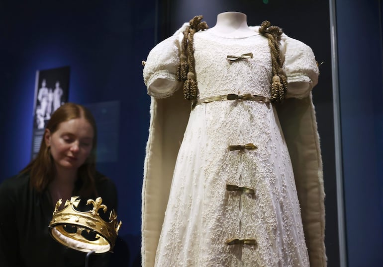 Un faldón de bautizo usado por la reina Isabel II de Gran Bretaña se exhibe en la exposición 'La reina Isabel II: Su vida con estilo' en el Palacio de Buckingham en Londres. (EFE/EPA/NEIL HALL)

