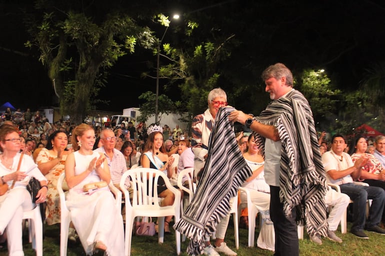 El gobernador de Cordillera, Denis Lichi (ANR), obsequió a la artista Teresa Parodi un tradicional poncho para’i de 60 listas.