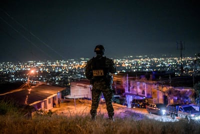 Un policía colombiano en el barrio de Meléndez en Cali.