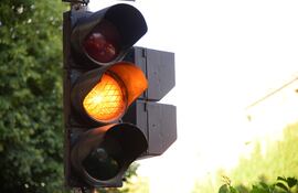 La Junta Municipal de Asunción volvió a despenalizar el cruce de semáforos con la luz amarilla.