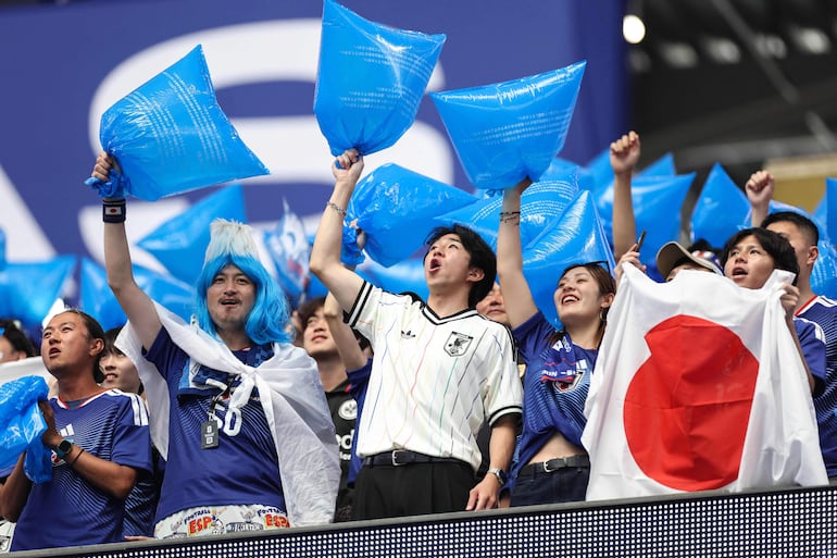 Aficionados japoneses sostienen bolsas de basura azules sobre sus cabezas durante el partido del Grupo F de la Copa Mundial de la FIFA 2026 entre Países Bajos y Japón en el estadio de Dallas, el 14 de junio de 2026, en Dallas, Estados Unidos.
