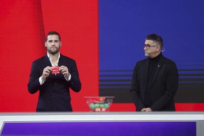 MADRID, 08/01/2024.- El exfutbolista español Mario Suárez (i) y el director deportivo del CD Tenerife, Francisco Mauro Pérez Gorrín, participan en el sorteo en el sorteo de equipos para los octavos de final de la Copa del Rey, este lunes en la Ciudad del Fútbol de Las Rozas. Unionistas de Salamanca-Barcelona y Atlético de Madrid-Real Madrid son dos de los emparejamientos de octavos de final de la Copa del Rey, según deparó el sorteo celebrado este lunes en la Ciudad del Fútbol de Las Rozas. EFE/ J.P.Gandul