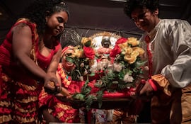 Miembros del Grupo Tradicional Kamba Cua con la imagen de San Baltazar durante la procesión, que es el acto central de la Fiesta Kamba.