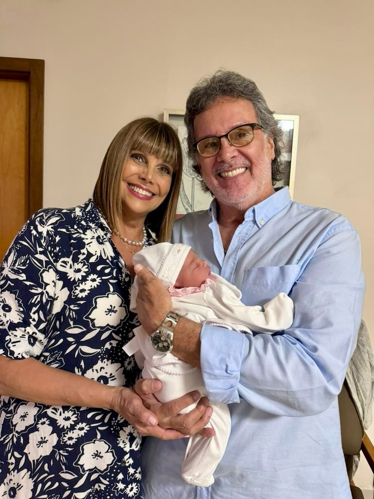 ¡Abuelos felices! Pelusa Rubin y Emilio García, posando sonrientes con Anita García Daher. (Instagram/Pelusa Rubin)
