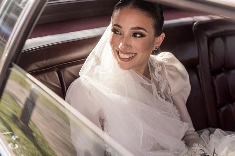 Elegante, la novia llegando a la ceremonia religiosa.