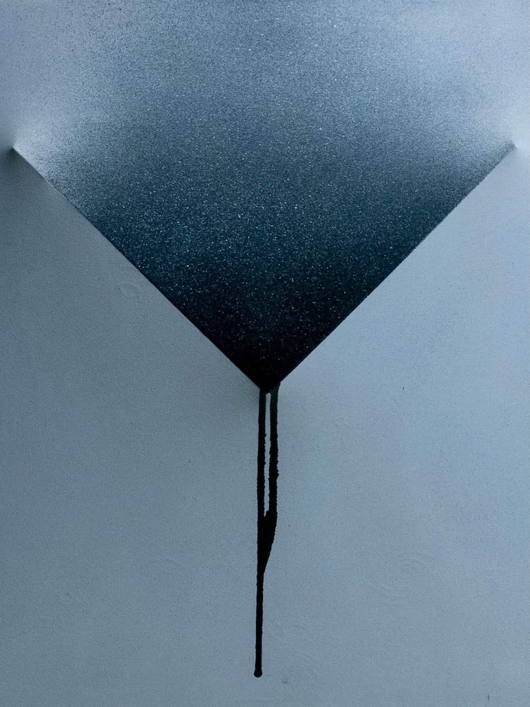 Diseño abstracto en negro mate con degradado, contrastando sobre un fondo blanco liso en un entorno artístico.