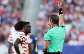 Folarin Falogun al recibir la tarjeta roja.