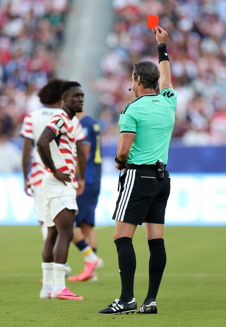 El árbitro Raphael Claus muestra la tarjeta roja a Folarin Balogun.