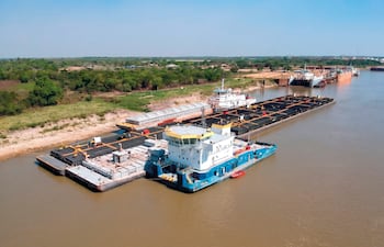 La hidrovía Paraguay-Paraná conecta a nuestro país con los principales mercados regionales y constituye una vía estratégica para el movimiento de cargas industriales y agroexportadoras.