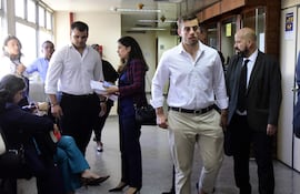 El acusado Héctor Grau, de camisa blanca y pantalo claro, y a su lado el abogado Álvaro Arias.