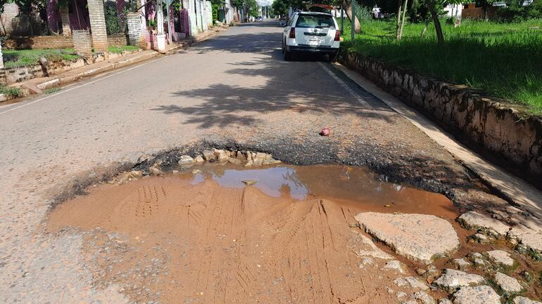 Enormes baches a lo largo de la calle Capitán Bado y María Auxiliadora de Ñemby.