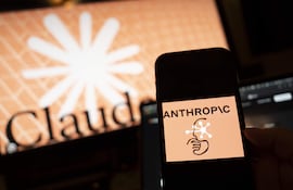 Fotografía de archivo del 12 de marzo de 2026 que muestra una persona sosteniendo un teléfono con el logotipo compañía Anthropic en Nueva York (Estados Unidos).