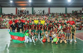 Altos, uno de los finalistas, muy acompañado por su público.