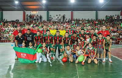 Altos, uno de los finalistas, muy acompañado por su público.