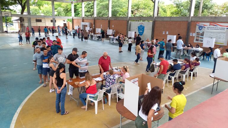Muchos jóvenes tuvieron inconvenientes a la hora se usar las urnas electrónicas. Muchas denuncias surgieron sobre la inducción al voto.