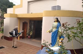 Funcionarios del Senepa realizan fumigación en la parroquia Nuestra Señora de la Asunción de San Juan Bautista, Misiones.