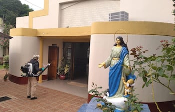 Funcionarios del Senepa realizan fumigación en la parroquia Nuestra Señora de la Asunción de San Juan Bautista, Misiones.