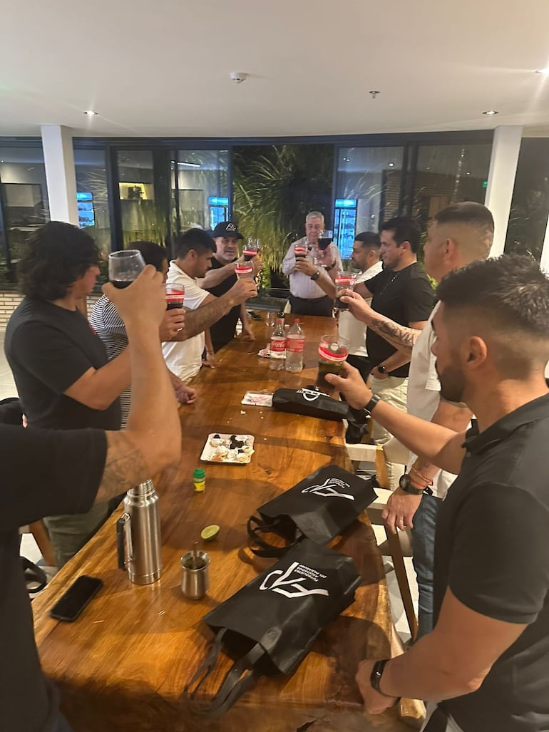 Brindis de los subcampeones olímpicos de 22 años atrás, en la sede de Futbolistas Asociados del Paraguay (FAP).