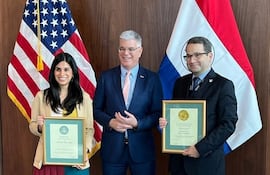 El exembajador de Estados Unidos en Paraguay, Marc Ostfield (medio) junto al reconocido abogado Alfonso Velázquez (derecha).