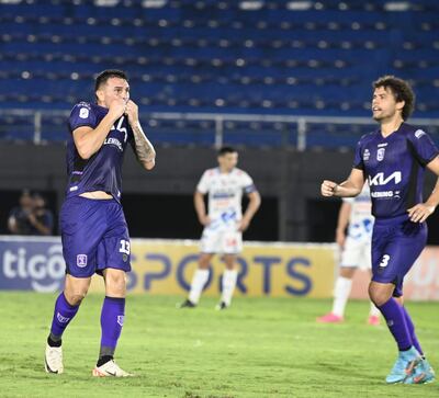 Matías Espinoza celebra su tanto junto a Víctor Ferraz.