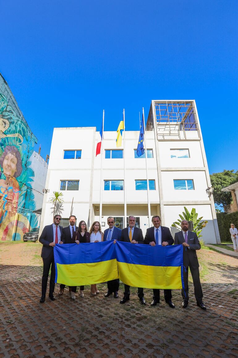 Los diplomáticos con una banderas de Ucrania.