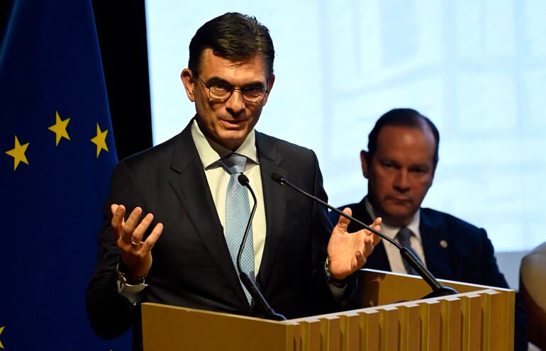 Rodrigo Paz, presidente de Bolivia, durante su discurso ayer en el Banco Central del Paraguay.