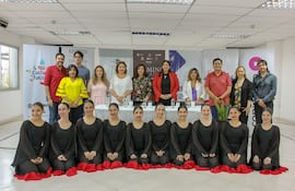 El equipo de producción y parte del elenco de danza que llevará a escena "Carmina Burana".