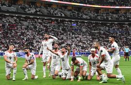 Los jugadores de Palestina celebran marcar su primer gol durante el partido de fútbol de la Copa Asiática de la AFC Qatar 2023 entre Qatar y Palestina en el estadio Al-Bayt en al-Khor, al norte de Doha, el 29 de enero de 2024. (Fotoby Hector RETAMAL / AFP)