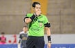 Jordi Espinoza (27 años), el joven árbitro peruano designado para dirigir el duelo entre Recoleta FC y Deportivo Cuenca, el martes en el Defensores del Chaco, a las 21:30.