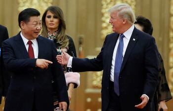 El presidente de Estados Unidos, Donald Trump (d), y su homólogo de China, Xi Jinping (i).