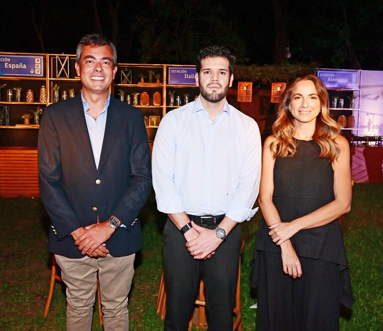 Enrique Rodríguez, Juanma Acosta y Alexa Vuckovich. 