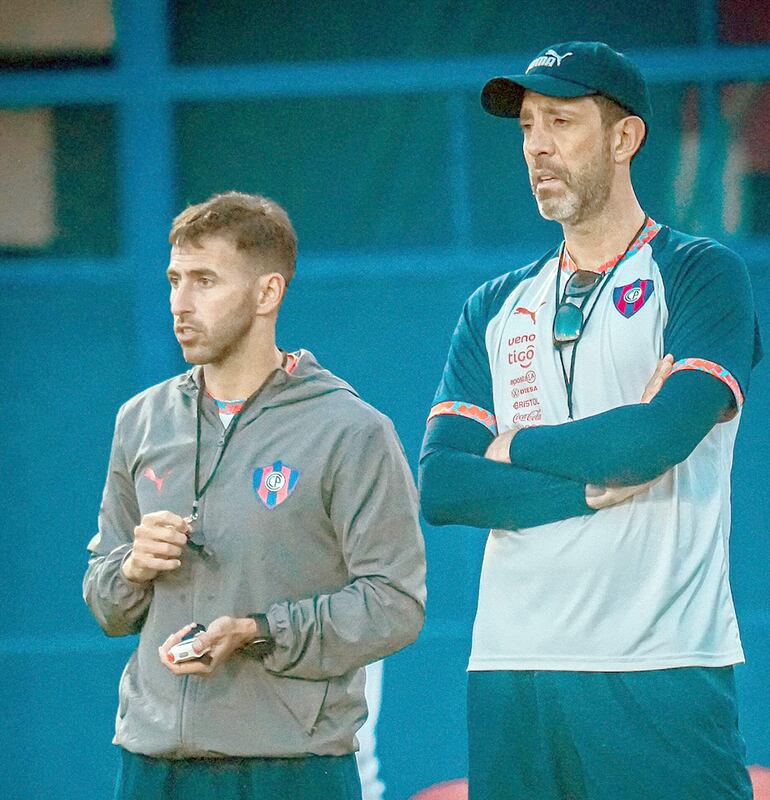 Jorge Rodrigo Bava (derecha), director técnico de Cerro Porteño, en compañía de uno de sus asistentes.
