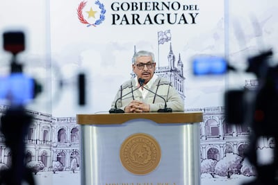 Isaías Ricardo Fretes en podio, con gafas y suéter claro, habla ante cámaras en el Palacio de López.
