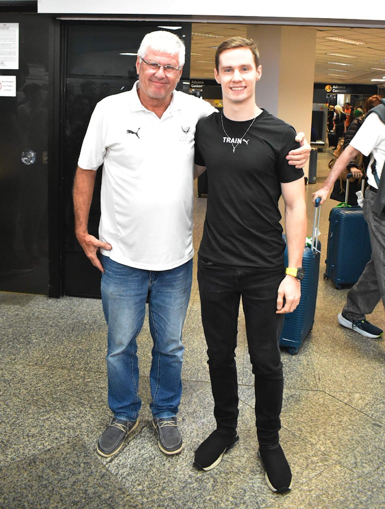 Ronald Duerksen, padre de Joshua, también se sumó al recibimiento del joven piloto paraguayo.