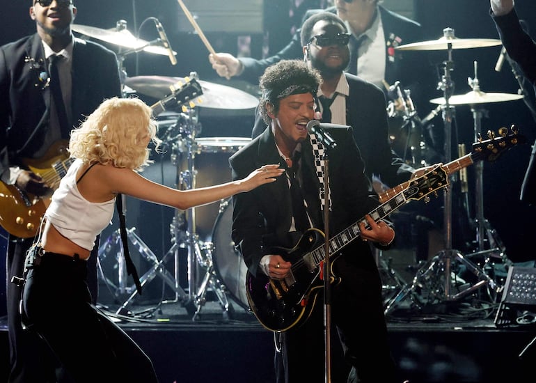 Bruno Mars y Rosé dieron el espectáculo de apertura de la gala de los Grammy 2026.