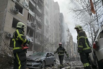 Bomberos en el sitio de un bombardeo ruso en Kiev, Ucrania, el martes.