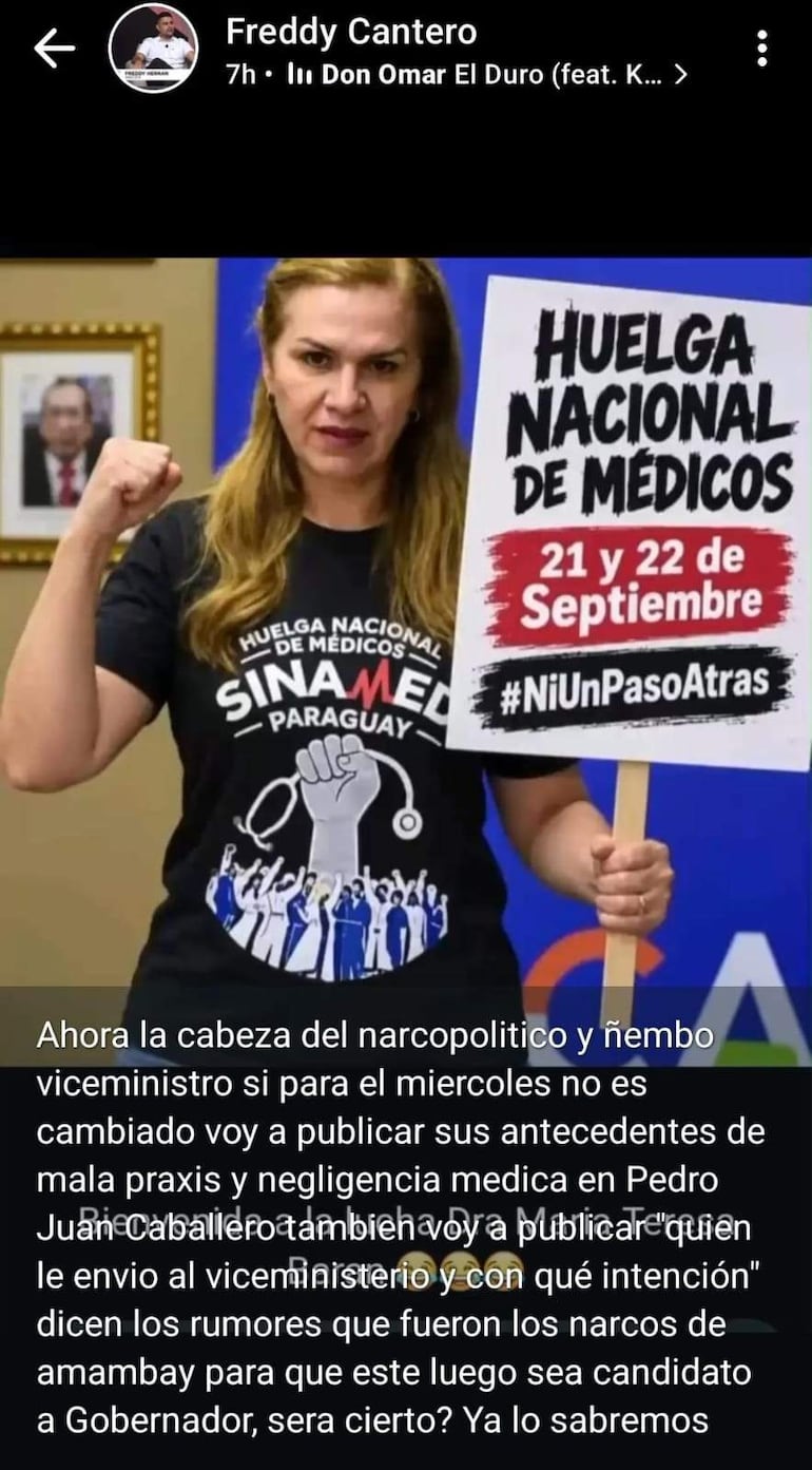 Mujer con camiseta negra de SINAMED levanta puño y cartel que dice 'HUELGA NACIONAL DE MÉDICOS'. Expresión seria en ambiente interior.