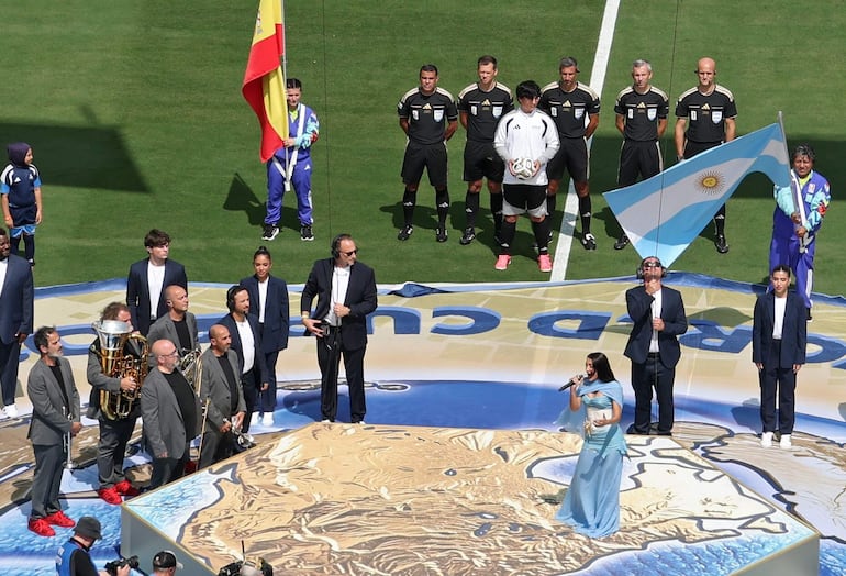 María Becerra entonó el himno nacional de Argentina en la final de la Copa del Mundo 2026 en New Jersey. (EFE/EPA/SARAH YENESEL)
