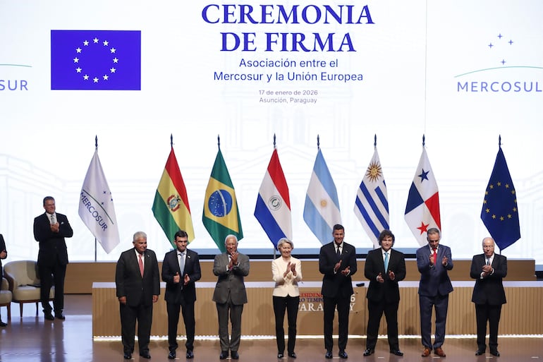 De izquierda a derecha, el presidente de Panamá, Raúl Mulino; el presidente de Bolivia, Rodrigo Paz; el jefe del Consejo Europeo, António Costa; la presidenta de la Comisión Europea, Ursula von der Leyen; el presidente de Paraguay, Santiago Peña; el presidente de Argentina, Javier Milei; el presidente de Uruguay, Yamandú Orsi, y el ministro de Relaciones Exteriores de Brasil, Mauro Vieira, celebran la firma del acuerdo de libre comercio entre la Unión Europea (UE) y los países del Mercosur este sábado, en Asunción.