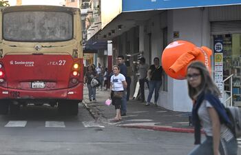 Usuarios del transporte público sufren a diario el pésimo sistema. El viceministro promete una reforma integral a largo plazo.